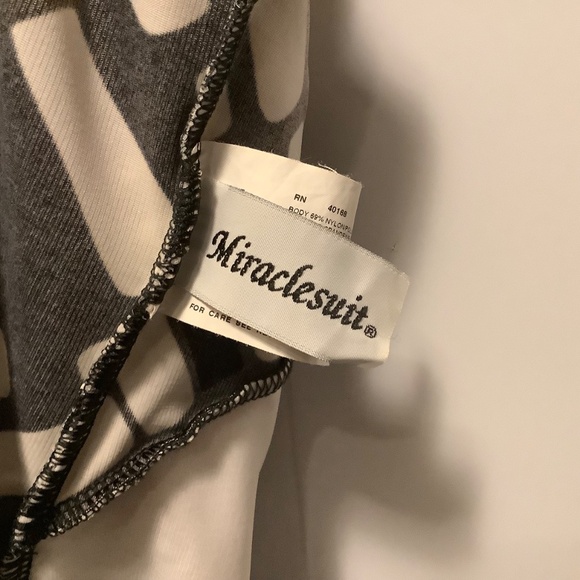 Miraclesuit Geometric Estilo Tummy Control Swimsuit Retro Pinup *See Flaw* - Picture 11 of 16